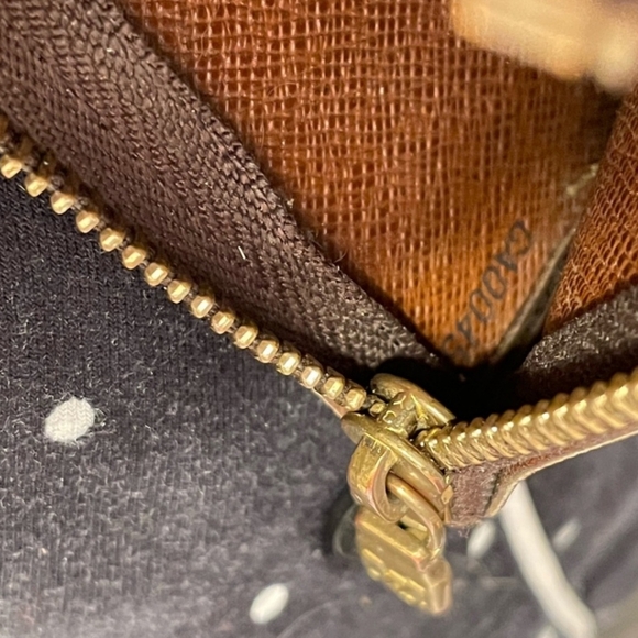 Authentic Louis vuitton key pouch - Picture 11 of 12